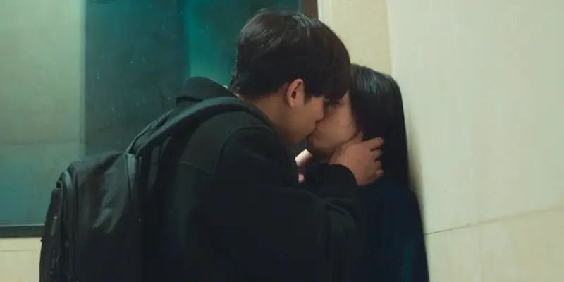 Lee Do-hyun kisses Ahn Eun-jin